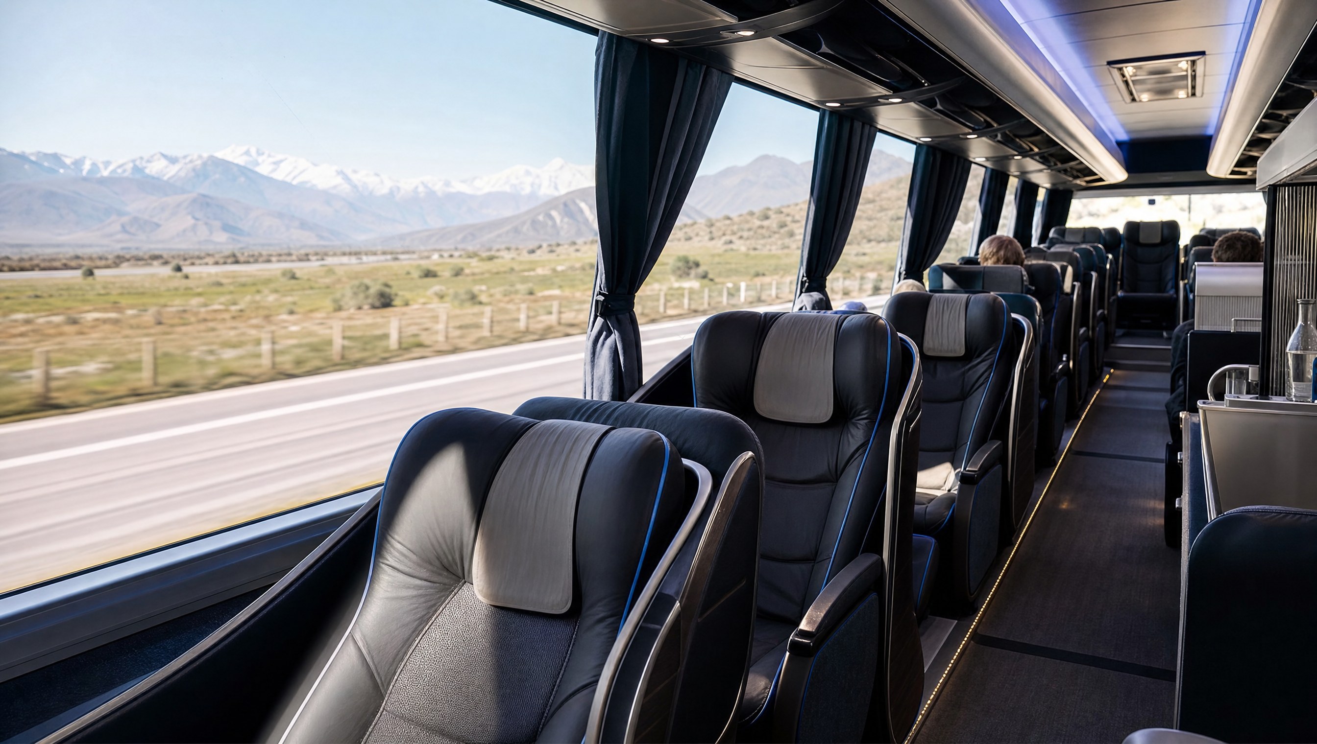 Interior cómodo de bus moderno para transporte privado de pasajeros